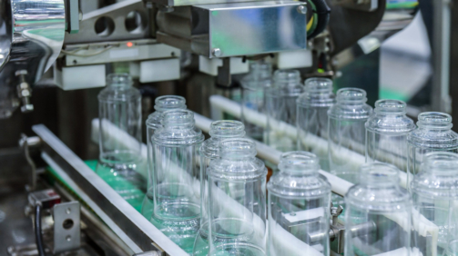 clear-glass-bottles-transfer-on-automated-conveyor-systems-industrial-automation-for-package