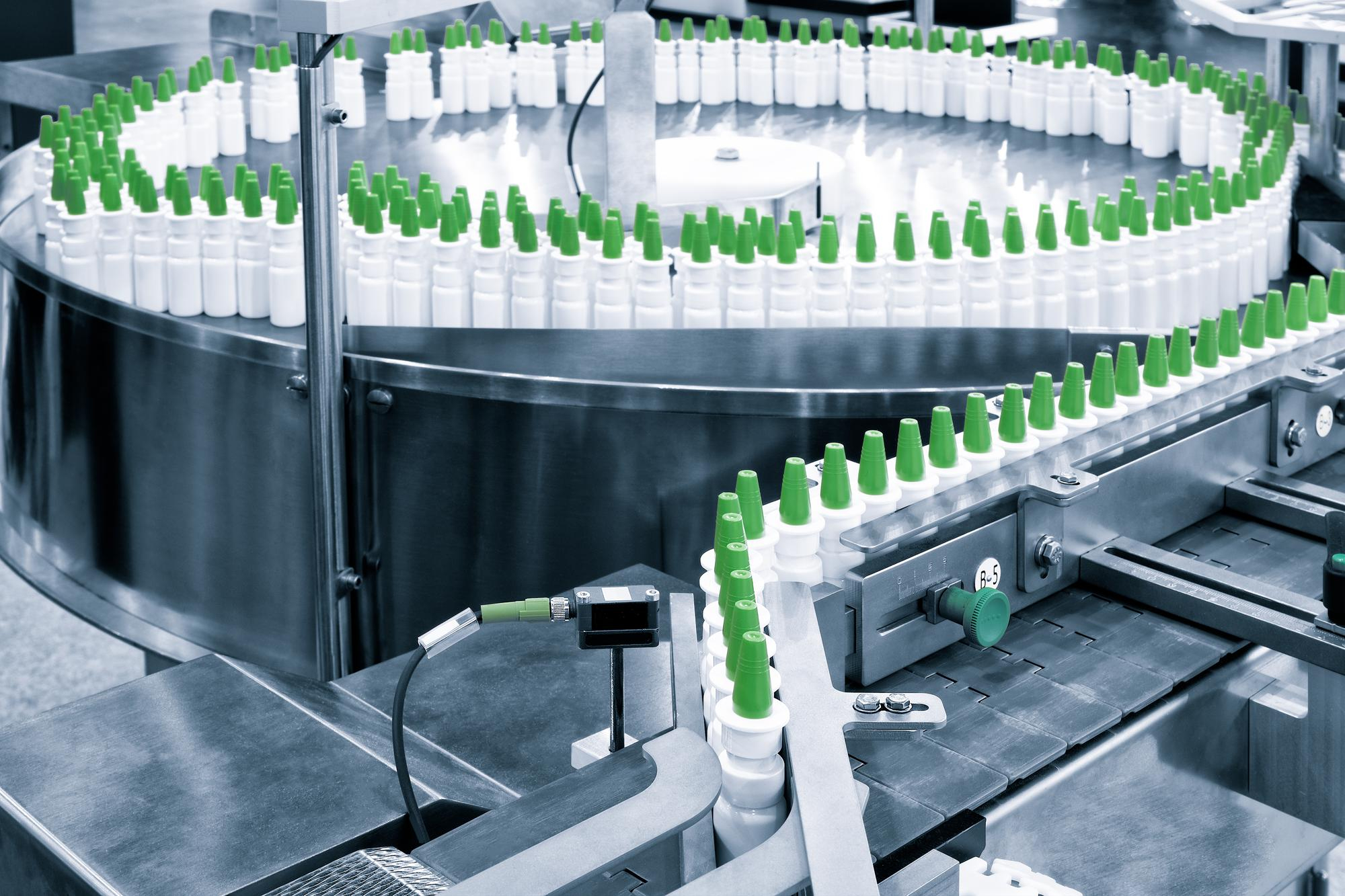 close-up-many-white-plastic-spray-bottles-for-packaging-liquid-medicines-or-cosmetics-in-row-on-conveyor-belt-in-pharmaceutical-manufacturing-factory